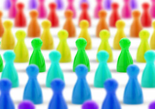 bunte Spielfiguren zeigen symbolisch die Vielfalt unserer Kund:innen bei ECR (Efficient Consumer Response)